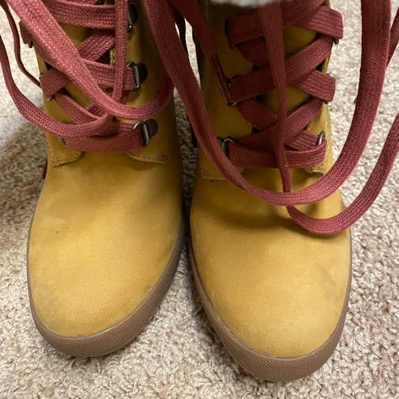 Timberland Sherpa heeled boot size 7 - Picture 2 of 5